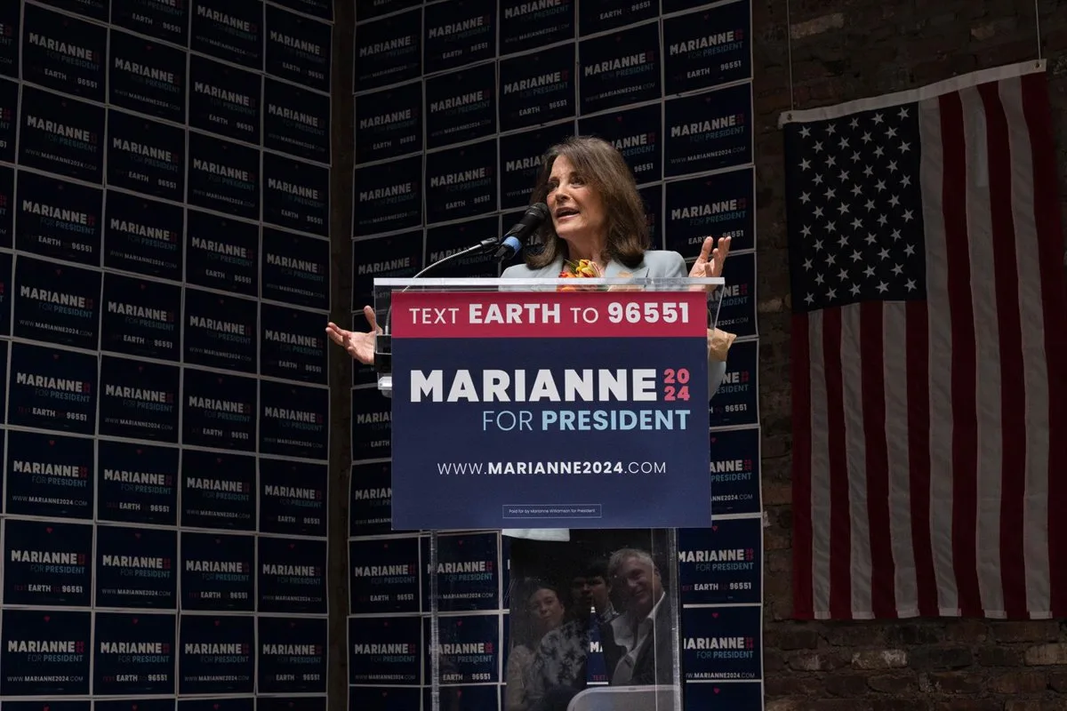 La gurú Marianne Williamson abandona primarias del Partido Demócrata de EEUU