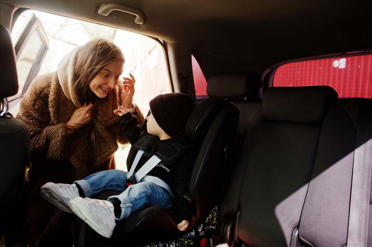 Title suggestion: ¿Cuándo pueden los niños viajar sin silla en el auto y cómo deben hacerlo correctamente?